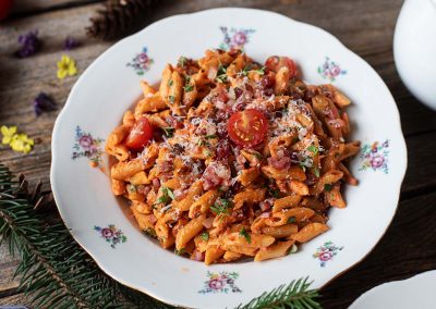 Penne in cremiger Tomaten-Sahne-Speck-Sauce