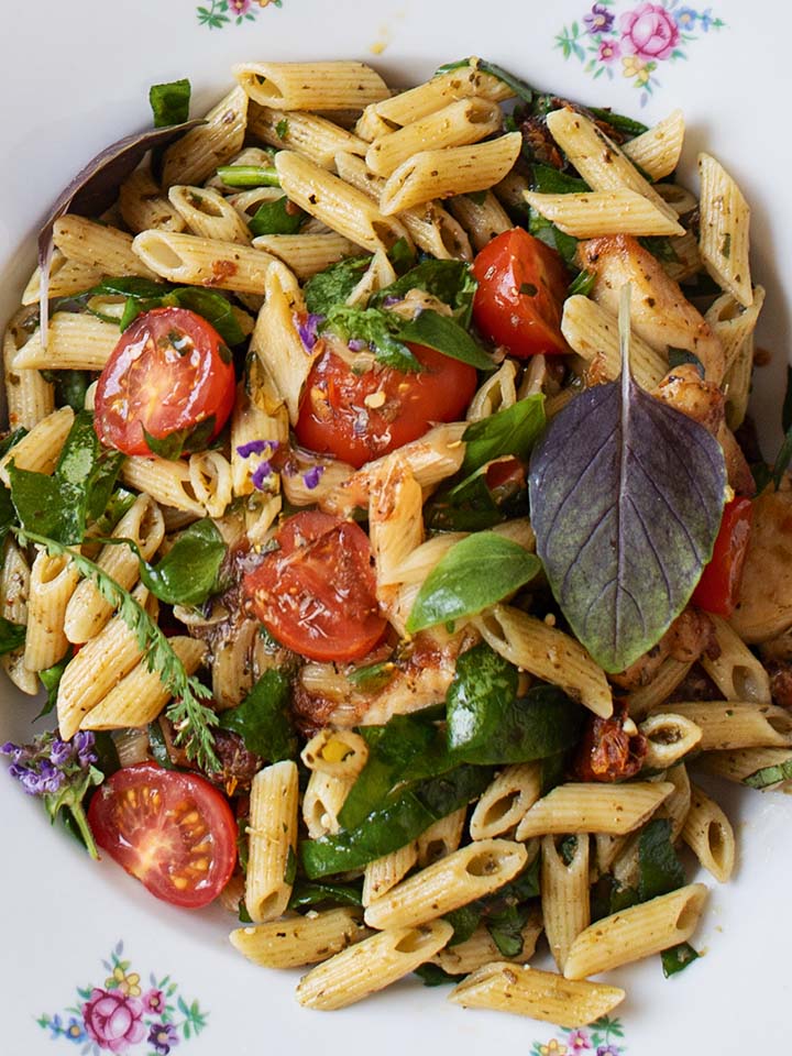 sommernudelsalat-mit-zarten-huehnerfilets-closeup