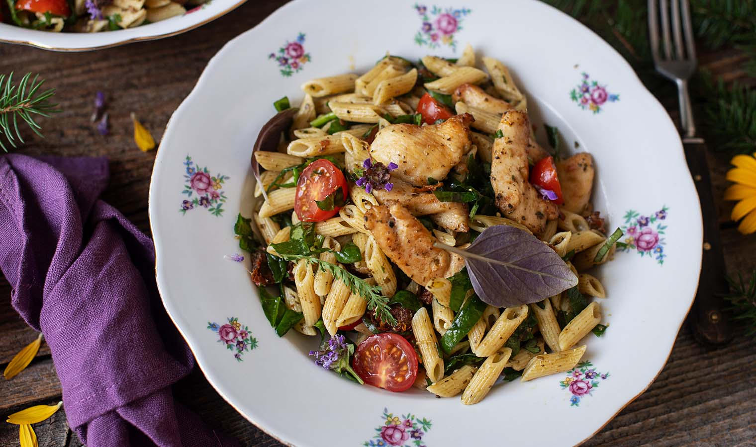 Leichter Sommernudelsalat mit zarten Hühnerfilets