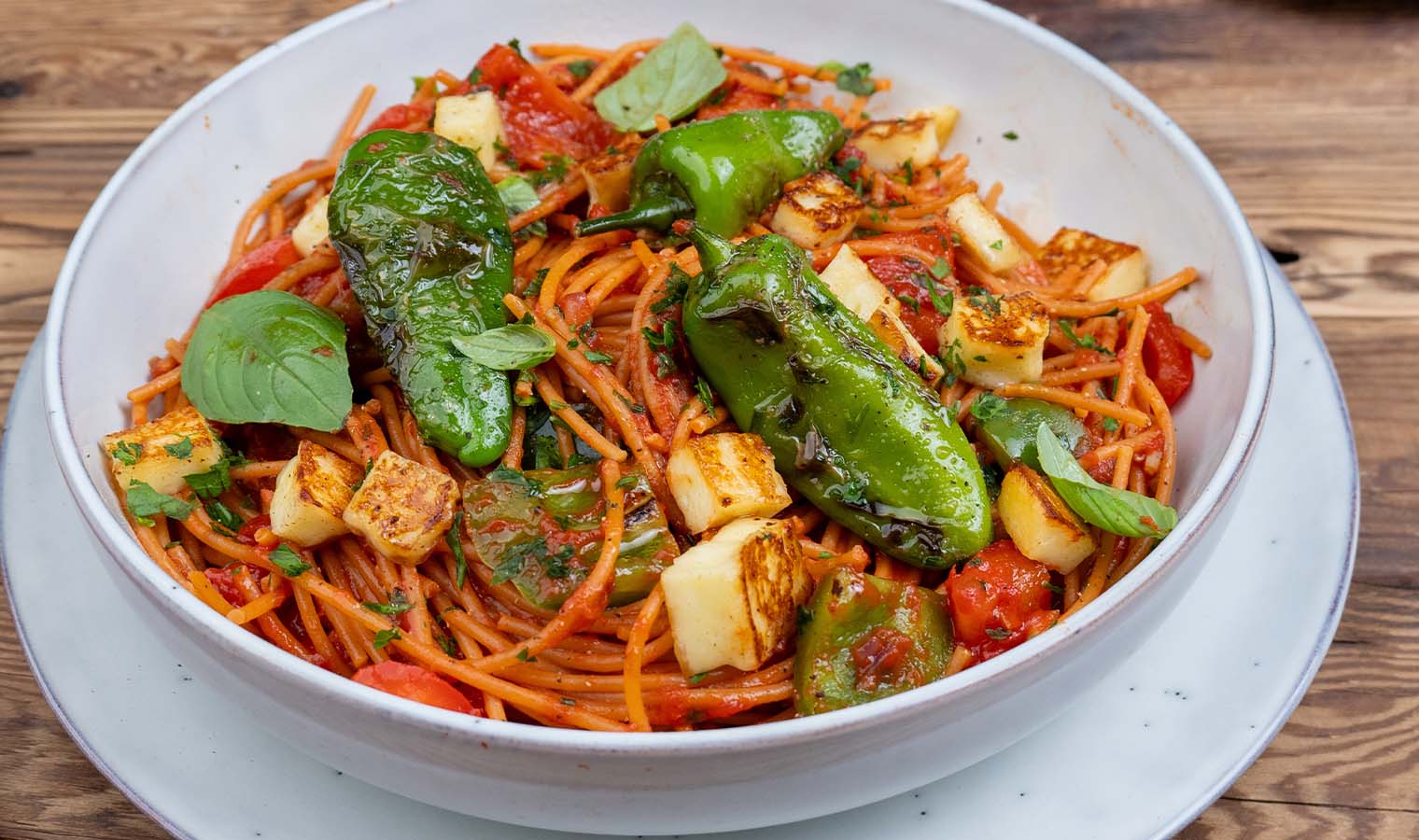 Chili-Knoblauch Spaghetti mit Pimientos de Padron und gerösteten Halloumiwürfeln